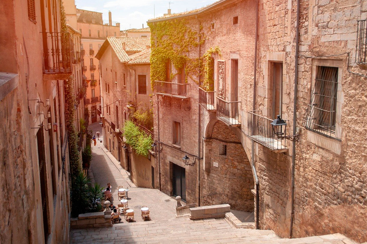 Playa, montaña, pueblos medievales con encanto de Girona