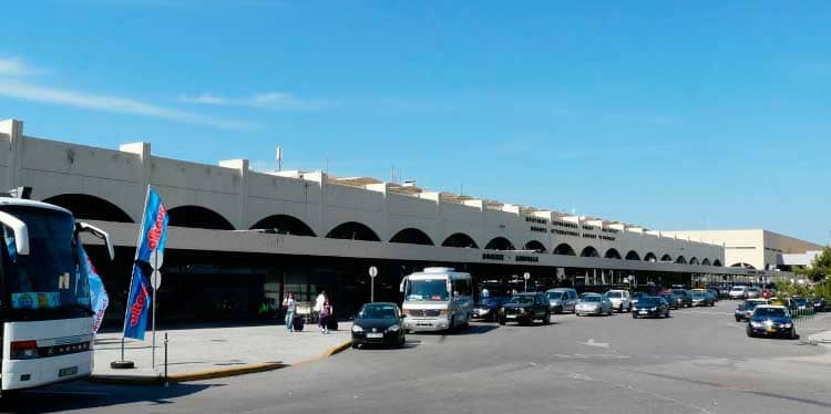 Alquiler de coches en Rodas Aeropuerto - BCO